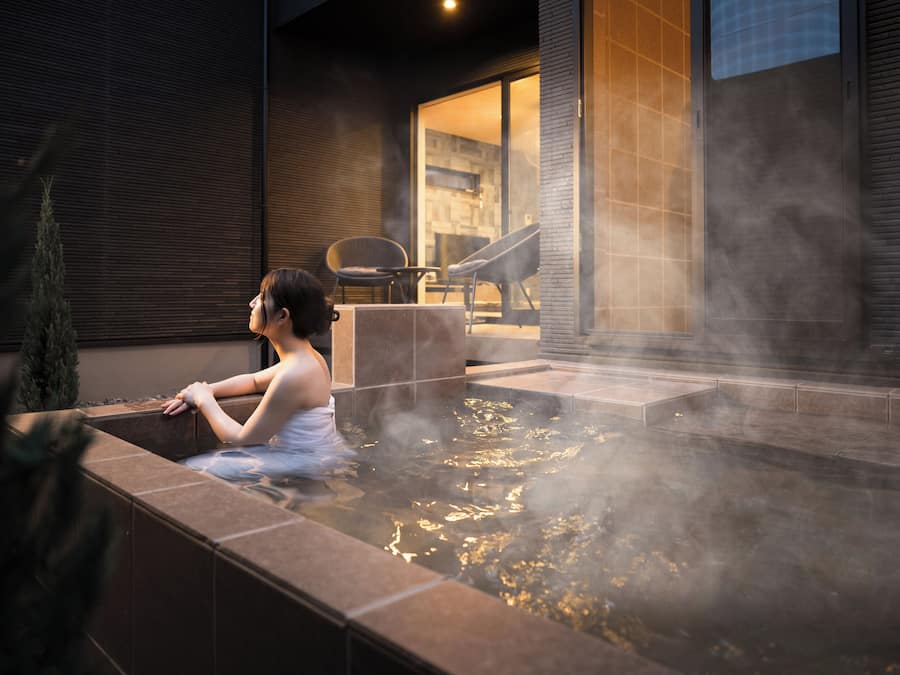 Quarto luxo, sacada, vista para a montanha | Banheiro | Banheira e chuveiro separados, produtos de toalete grátis