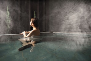 Kamar Comfort, balkon, pemandangan gunung | Kamar mandi | Bathtub dan shower terpisah dan perlengkapan mandi gratis