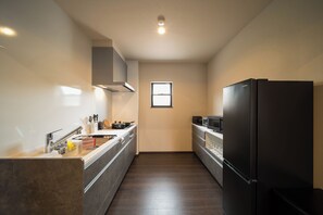 Deluxe Room, Balcony, Mountain View | Private kitchen | Full-size fridge, microwave, stovetop, cookware/dishes/utensils