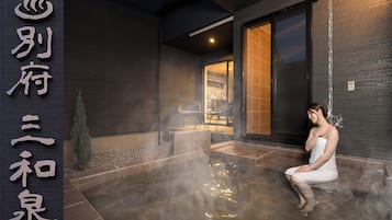 Habitación Deluxe, balcón, vista a la montaña | Baño | Tina y regadera independientes y amenidades de baño gratuitas