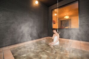 Habitación Confort, balcón, vistas a la montaña | Baño | Bañera y ducha independientes y artículos de higiene personal gratuitos