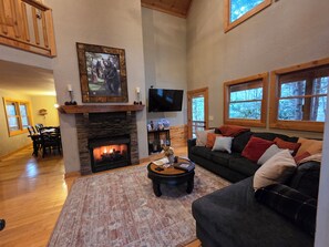 Smart TV - FamiLee RosenHütte 
4BR 4BA Cabin in- Innsbruck Helen GA 
W-HotTub&DogFriendly  (Helen)
