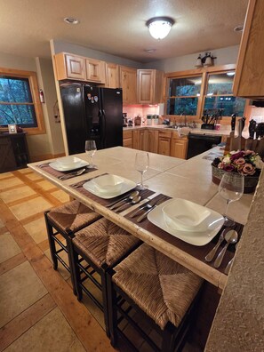 Paper towels - FamiLee RosenHütte 
4BR 4BA Cabin in- Innsbruck Helen GA 
W-HotTub&DogFriendly  (Helen)