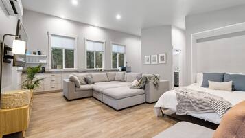 6 bedrooms, WiFi, bed sheets