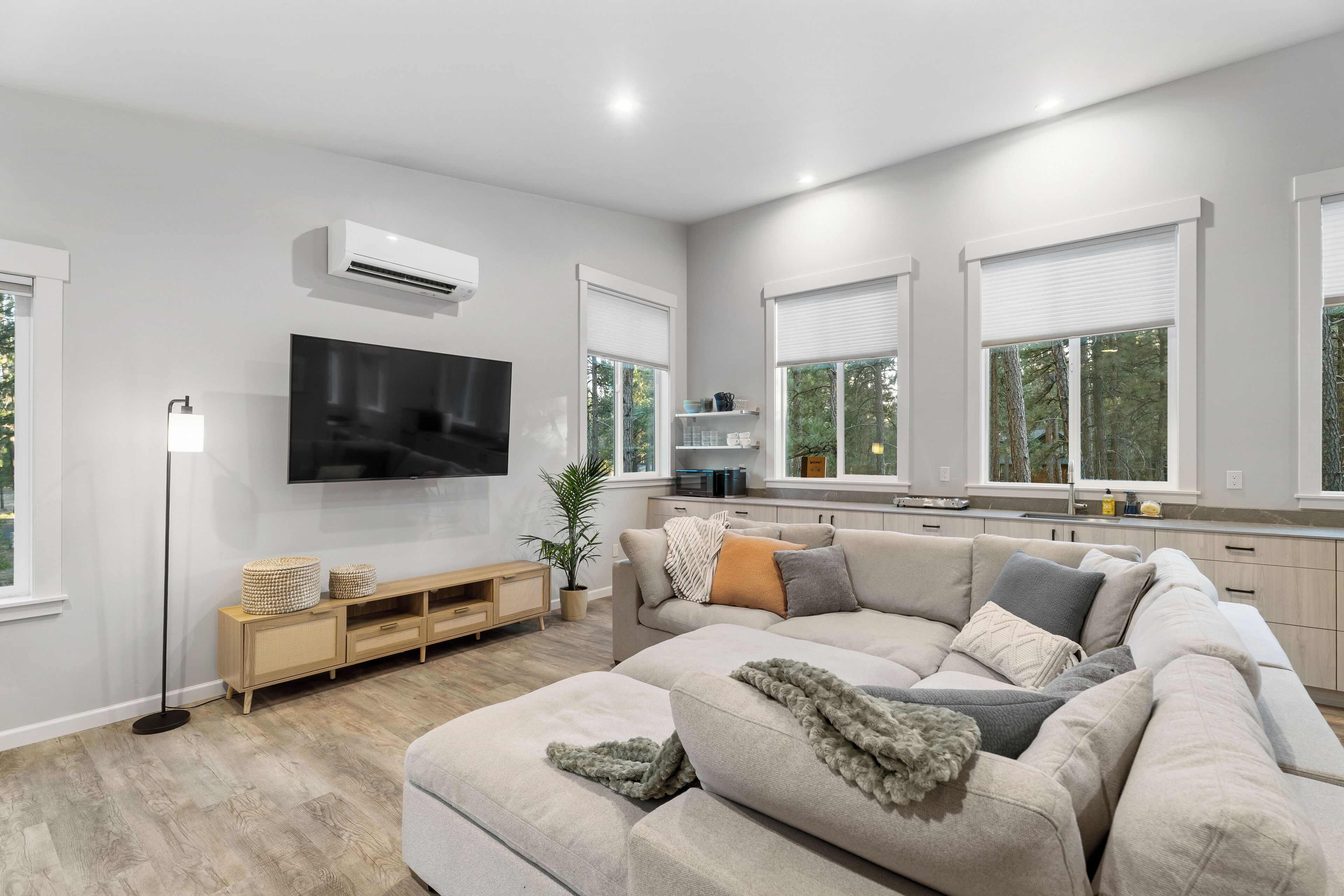 Smart TV, chimenea, futbolito y tenis de mesa 