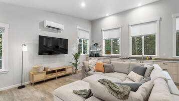 Smart TV, chimenea, futbolito y tenis de mesa