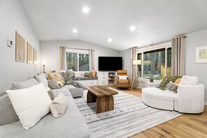 Smart TV, chimenea, futbolito, mesa de ping pong