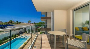Outdoor dining - 2BR2BA Condo w/ Pool, Gym & Balcony @ Palm Beach (Palm Beach)
