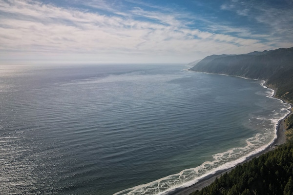 Playa en los alrededores, camastros y toallas de playa