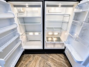 Ein leerer Kühlschrank mit mehreren Ablagen und einem Gefrierfach.