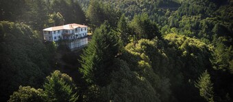 Mountain Azure Shelter Cove - Lost Coast Ocean View, Sleeps 16, Retreats