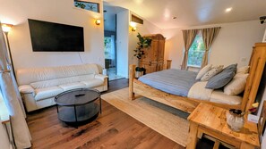 5 Schlafzimmer, Zimmersafe, Schreibtisch, Bügeleisen/Bügelbrett