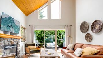 Smart-TV, Kamin, Bücher