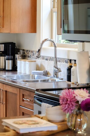 Køleskab, mikrobølgeovn, ovn, kogeplade