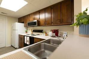 Microondas, horno, placa de cocina y lavavajillas