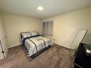 2 habitaciones, tabla de planchar con plancha, wifi y ropa de cama