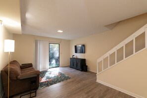 Smart TV - The Valley Escape – Cozy Townhome Near Clemson (Pendleton)