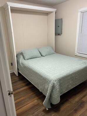 2 bedrooms, internet, bed sheets