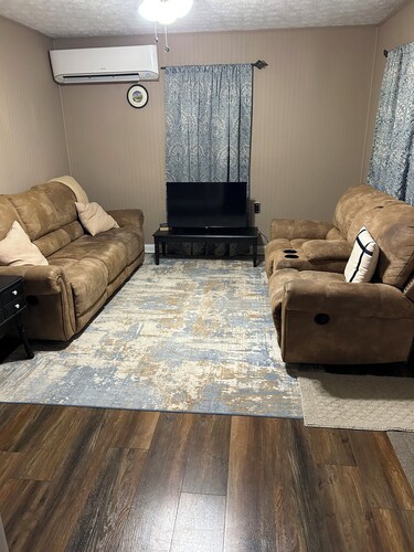 15 min from Green River Lake. Walking street next door. 5 minutes from GRWMA