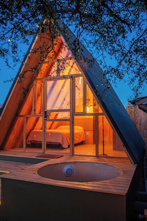 Terrace/patio. Private cabin in Oaxaca with bathtub, barbecue and fire pit.