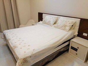 2 bedrooms, iron/ironing board, free WiFi - Beautiful apartment with a private garden (October Gardens)