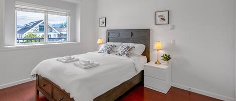 3 bedrooms, iron/ironing board, WiFi, bed sheets