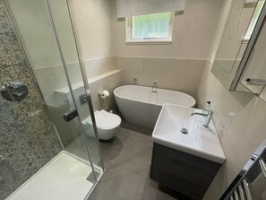 Haartrockner, Handtücher, Seife, Toilettenpapier