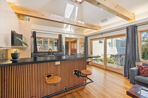 Newly Renno'd Modern Studio in downtown Corvallis, Walk to OSU! by The Tachibana