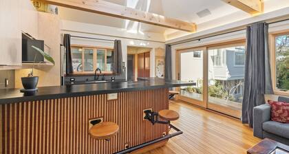 Newly Renno'd Modern Studio in downtown Corvallis, Walk to OSU! by The Tachibana