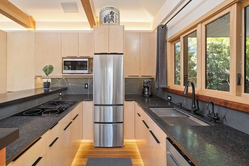 Newly Renno'd Modern Studio in downtown Corvallis, walk to OSU! by The Tachibana