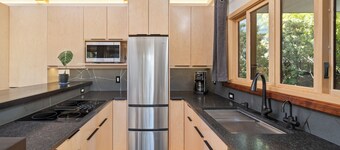 Newly Renno'd Modern Studio in downtown Corvallis, walk to OSU! by The Tachibana