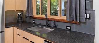 Newly Renno'd Modern Studio in downtown Corvallis, walk to OSU! by The Tachibana