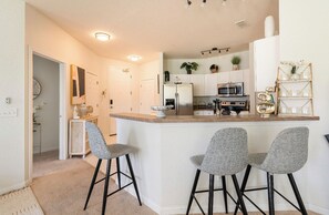 Fridge, microwave, oven, stovetop - 2-bedroom Disney & Cozy fabulous apparmentin Davenport (Davenport)