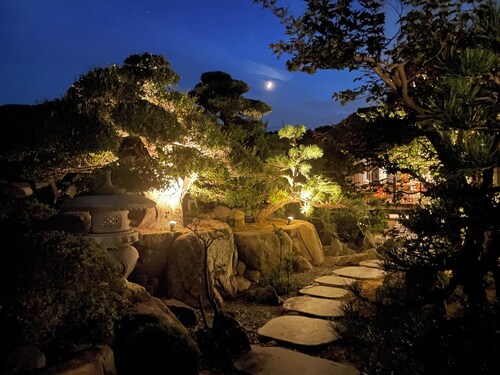 A Japanese garden where you can enjoy nightly illuminations and JAPANDI styles.