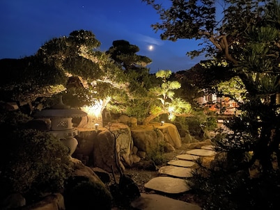 A Japanese garden where you can enjoy nightly illuminations and JAPANDI styles.