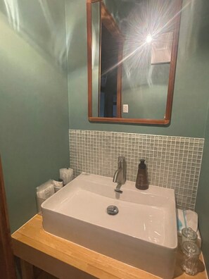 SĂšche-cheveux, serviettes fournies, savon, papier toilette