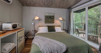The Hawk’s Nest |Peaceful Tiny Cabin w/ Pickleball