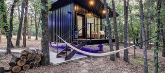 The Hawk’s Nest |Peaceful Tiny Cabin w/ Pickleball