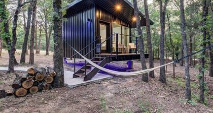 The Hawk’s Nest |Peaceful Tiny Cabin w/ Pickleball