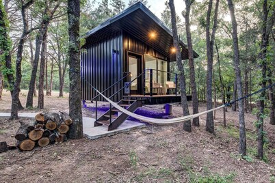 The Hawk’s Nest |Peaceful Tiny Cabin w/ Pickleball