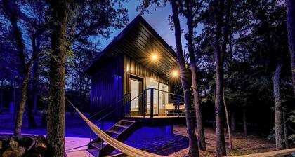 The Hawk’s Nest |Peaceful Tiny Cabin w/ Pickleball