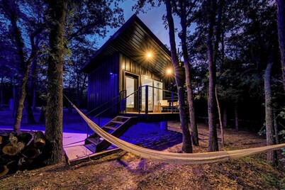 The Hawk’s Nest |Peaceful Tiny Cabin w/ Pickleball