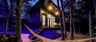 The Hawk’s Nest |Peaceful Tiny Cabin w/ Pickleball