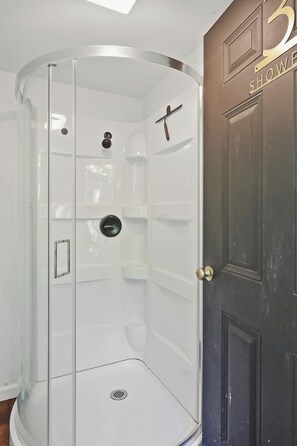 Een douche, handdoeken
