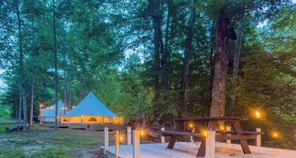 Glamping Yurt #2 in Red River Gorge with Wooded Views & Bathhouse