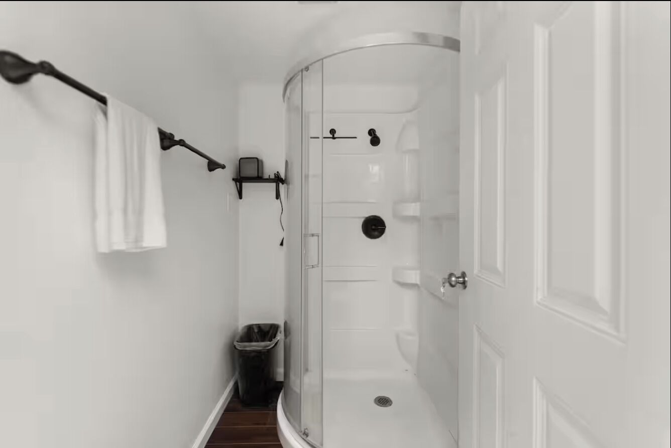 Een douche, handdoeken, zeep, shampoo