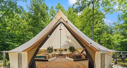 Glamping Yurt #2 in Red River Gorge with Wooded Views & Bathhouse