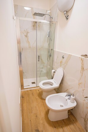 Douche, sèche-cheveux, bidet, serviettes fournies
