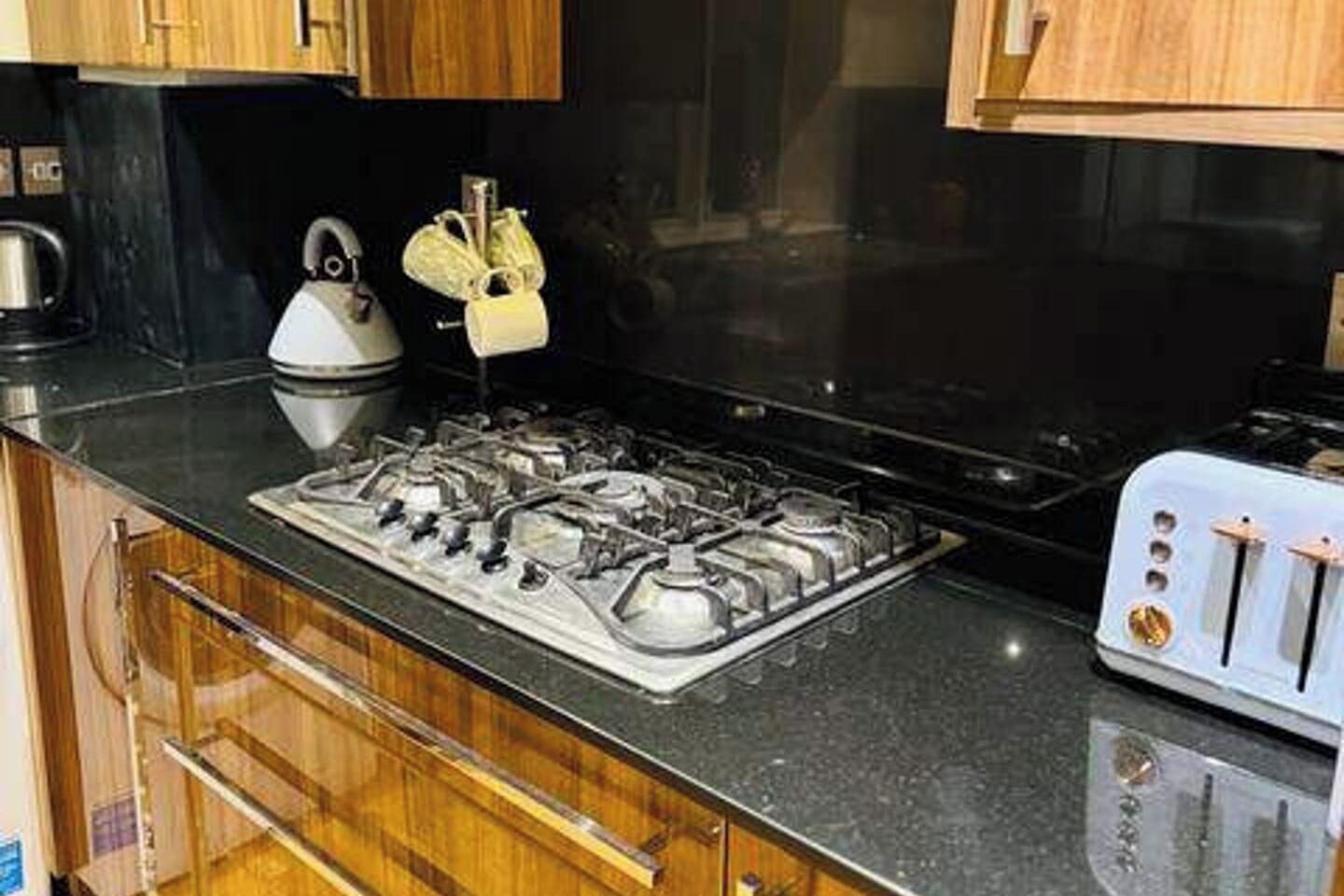 雪櫃、微波爐、焗爐、爐具