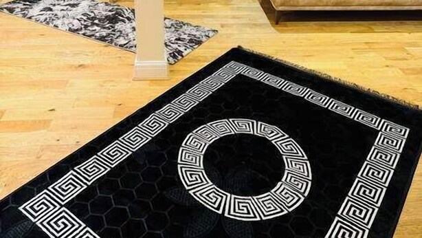 A living room with a sofa, a TV, and a patterned rug. - 3-Bed Central Apartment - Sleeps 8 & Free Parking (London)